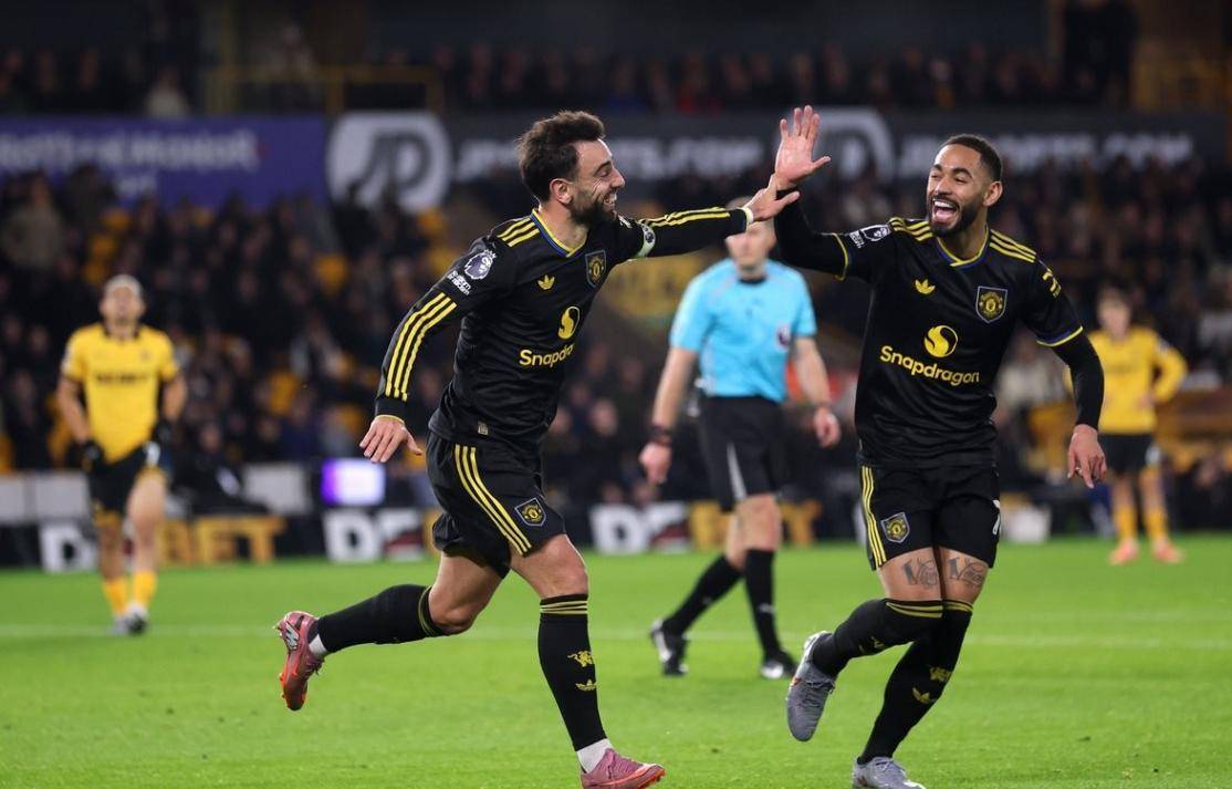 追平切尔西升英超第6!B费2射1传一战造2大神迹,曼联4-1复仇狼队