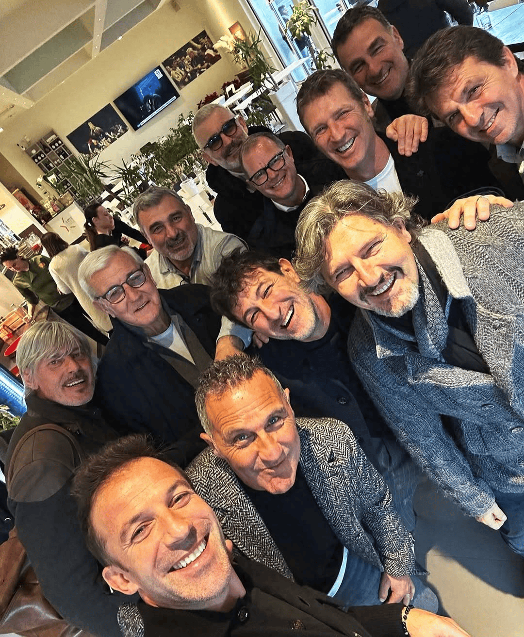 96尤文夺欧冠30周年,皮耶罗等众将聚在里皮家中,老爷子好久不见